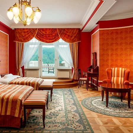 Spa Hotel Imperial Karlovy Vary Luaran gambar A suite at the Grand Hotel