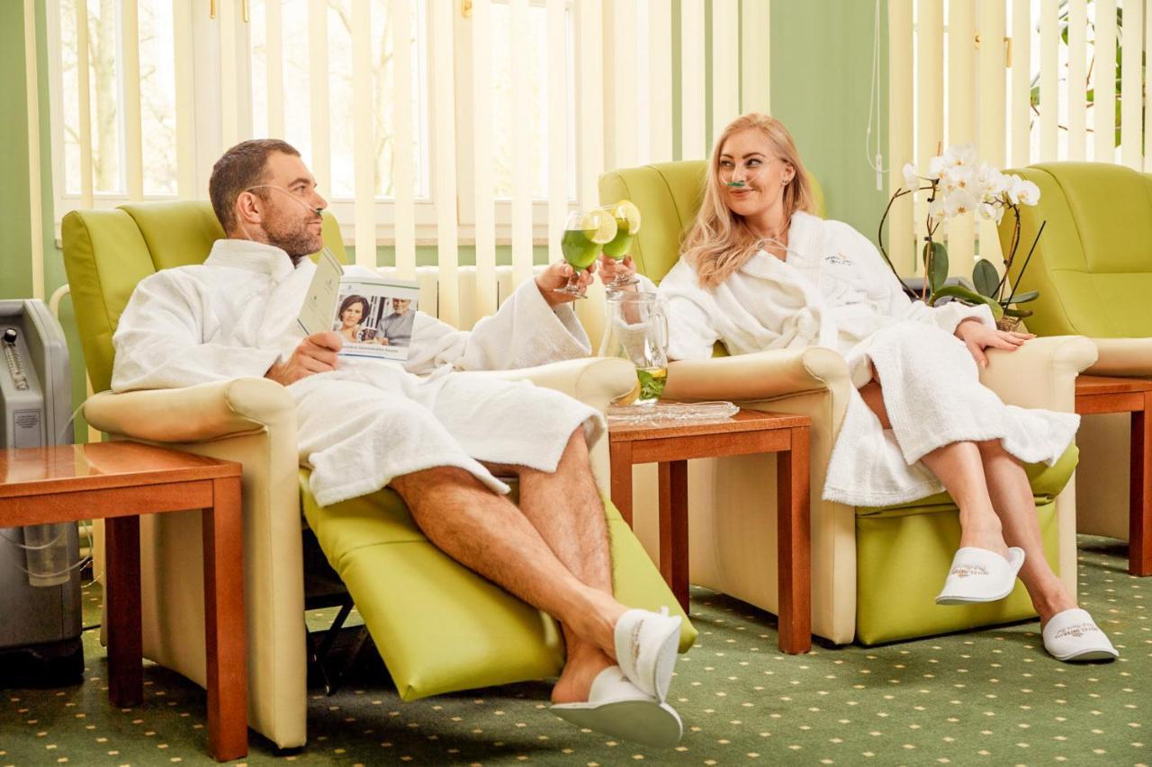 Spa Hotel Imperial Karlovy Vary Luaran gambar A couple relaxing in a spa