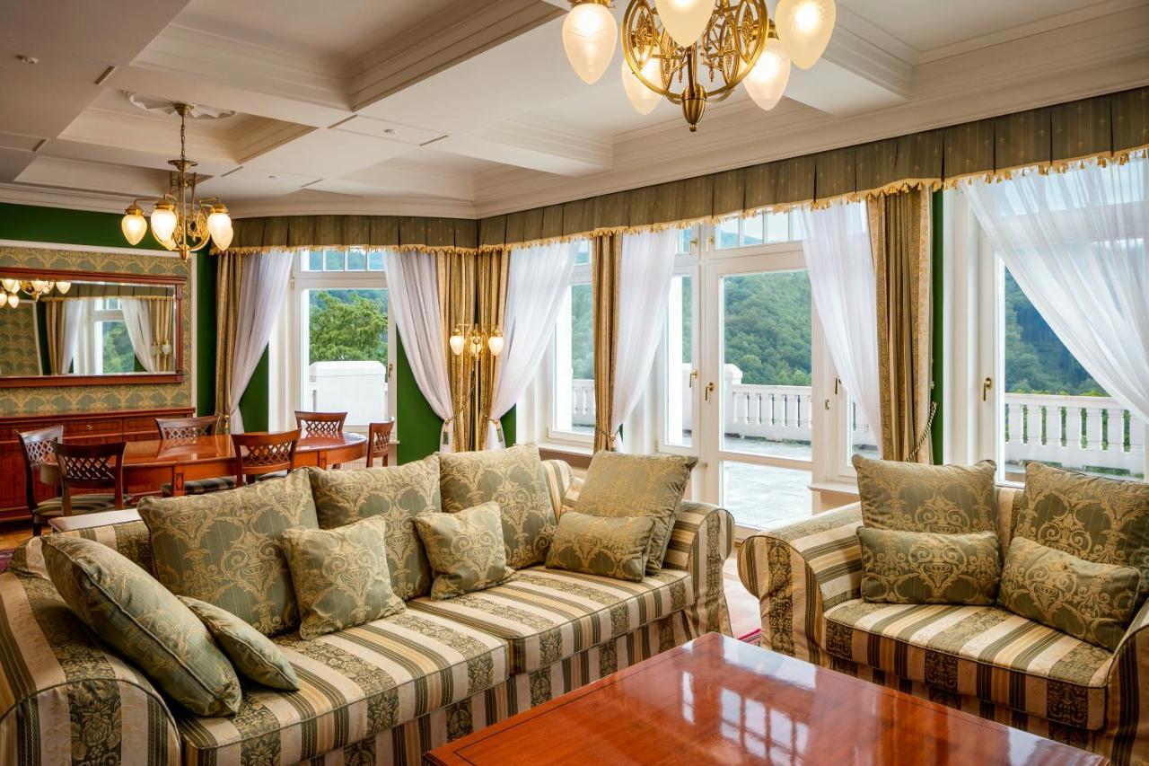 Spa Hotel Imperial Karlovy Vary Luaran gambar A living room in a suite at the hotel