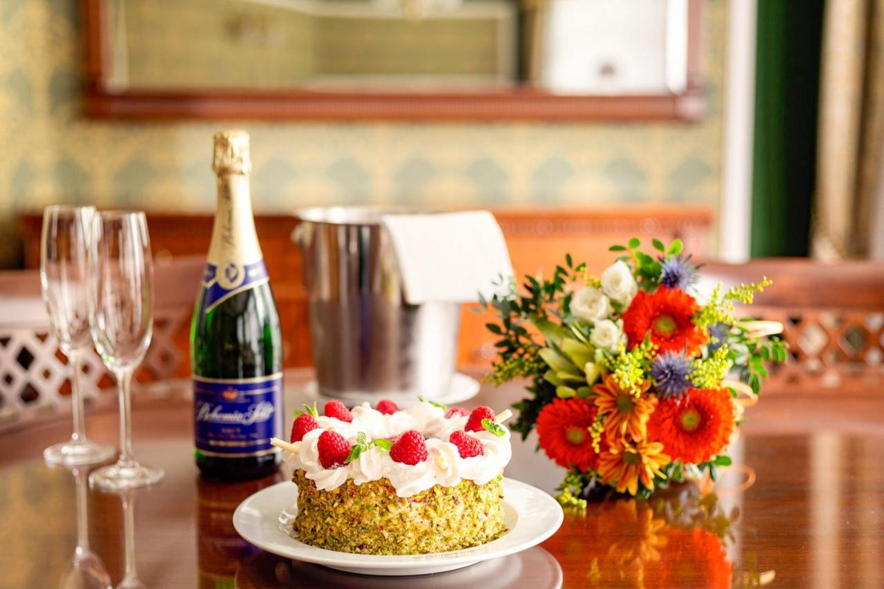 Spa Hotel Imperial Karlovy Vary Luaran gambar A bottle of champagne