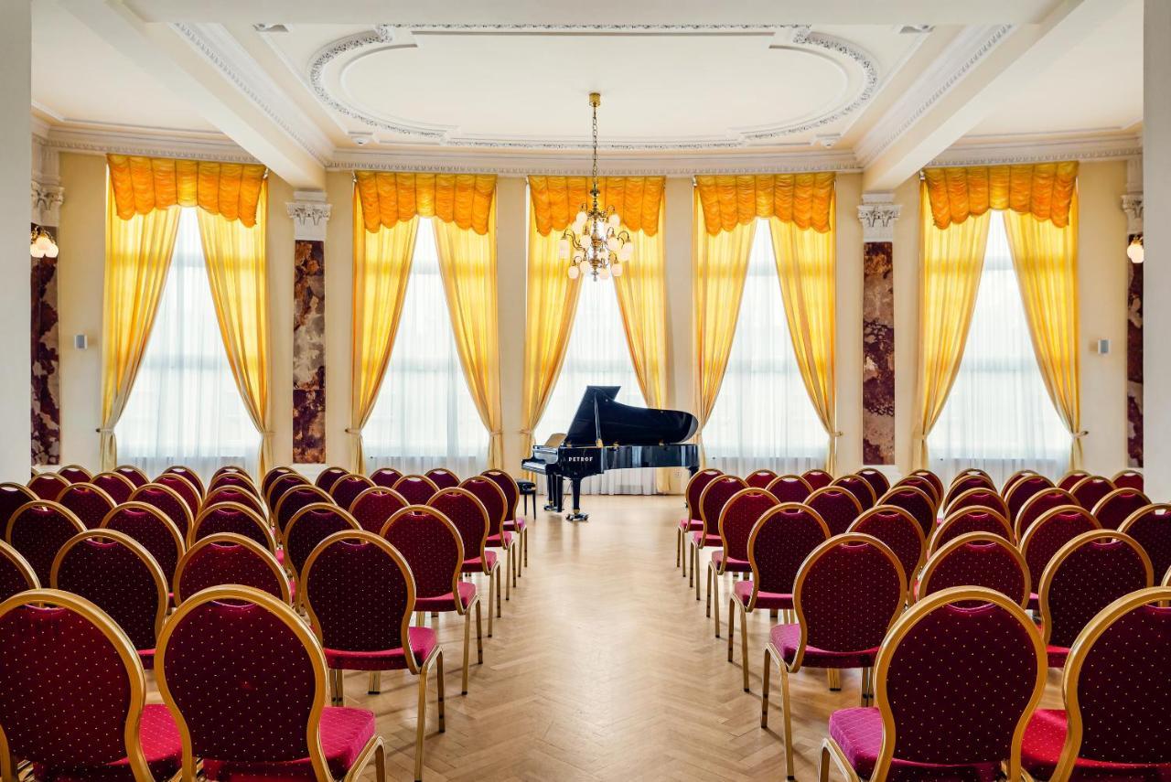 Spa Hotel Imperial Karlovy Vary Luaran gambar The main hall of the conservatory