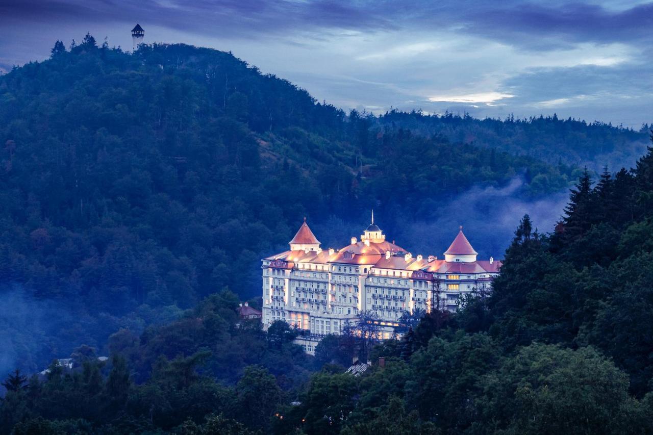 Spa Hotel Imperial Karlovy Vary Luaran gambar The hotel at night